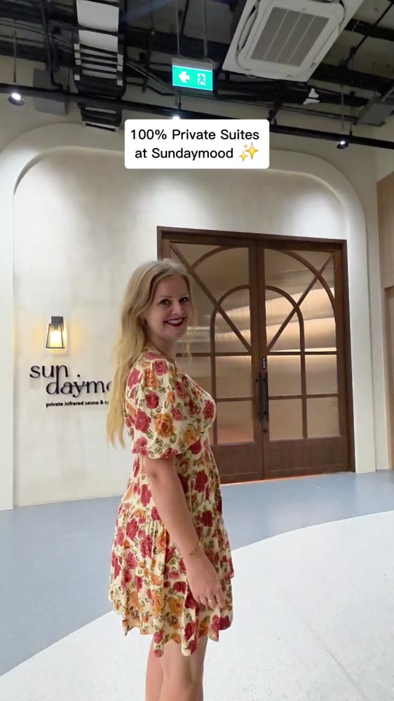 Jeanella welcoming the viewer at Sunday Mood